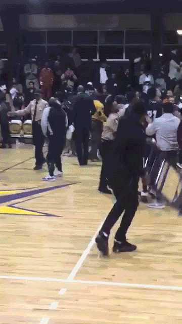 远离球场暴力！！！美国大学篮球发生大规模冲突，场面混乱，直接用椅子往身上砸。。。 ​​​