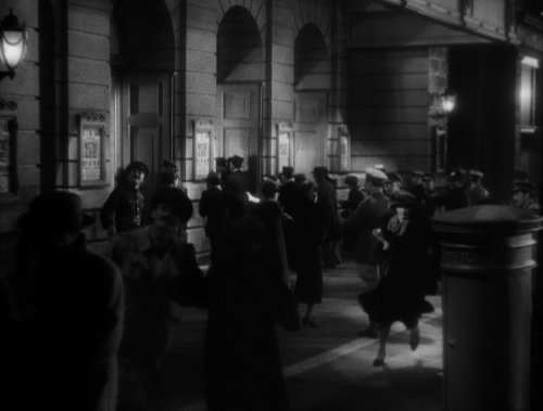 Cavalcade.1933.BluRay.1080p.DTS-HDMA1.0.x264-CHD.mkv_20200413_103111.406.png