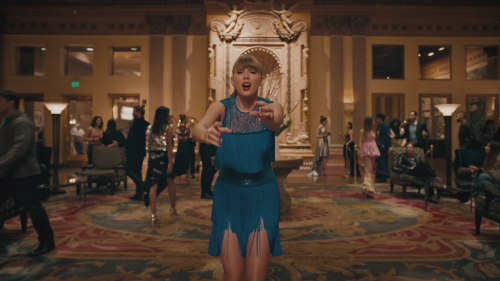 Taylor.Swift.-.Delicate.MV.Web-DL.1080p.ProRes.mov_snapshot_01.53_2020.06.02_00.14.38.png