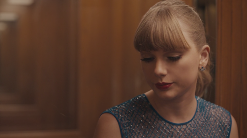 Taylor.Swift.-.Delicate.MV.Web-DL.1080p.ProRes.mov_snapshot_02.44_2020.06.02_00.14.56.png